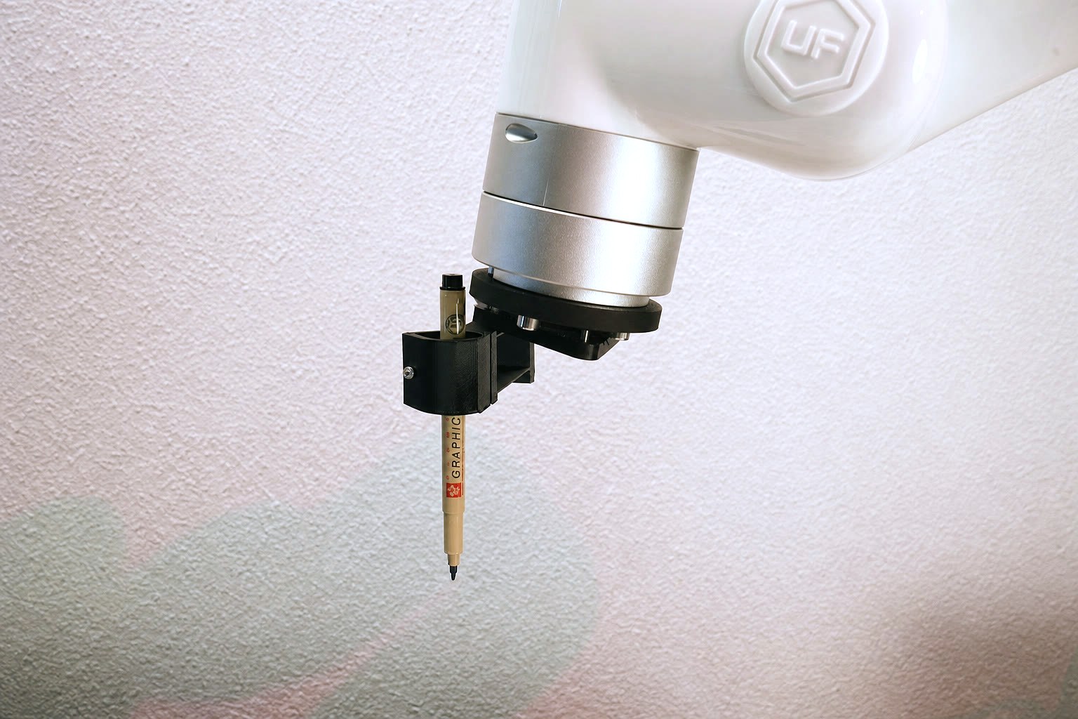 Close-up of the pen held in the printed flexure mount