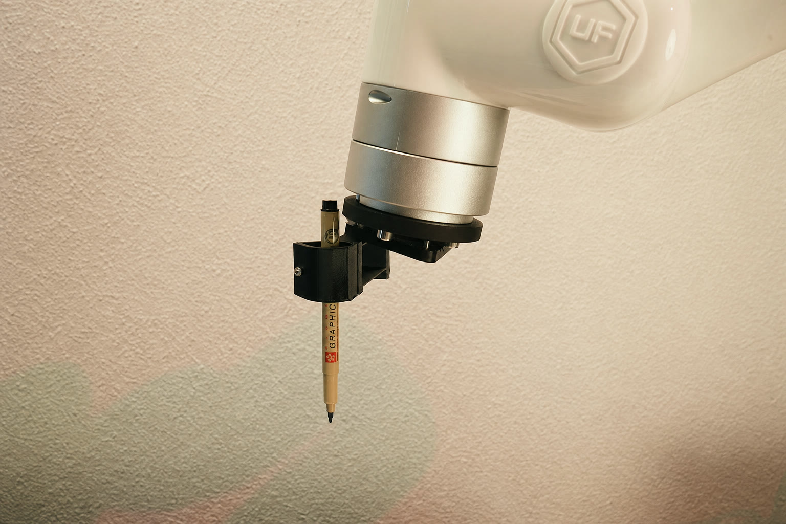 Close-up of the pen held in the printed flexure mount
